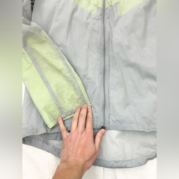 Nike Men's Cyclone Light Weight Jacket Running Hoodie Packable Grey/Green - Picture 9 of 13